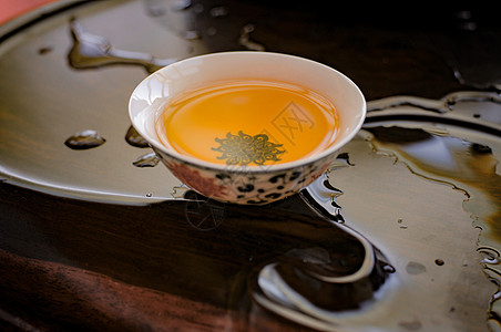 茶香氤氲，午后悠闲：品茶带来的心灵滋养